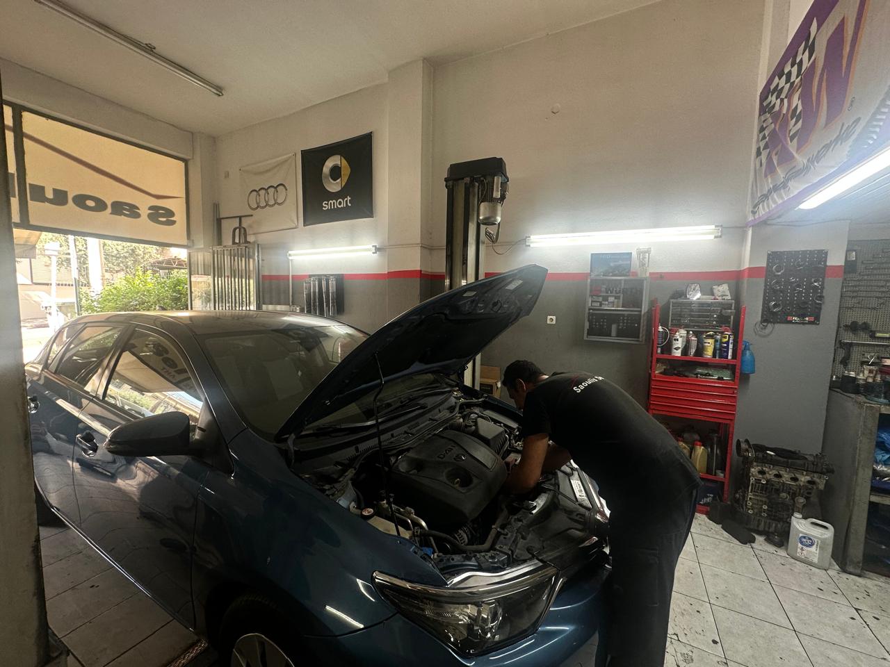 Εργασία σε κινητήρα αυτοκινήτου